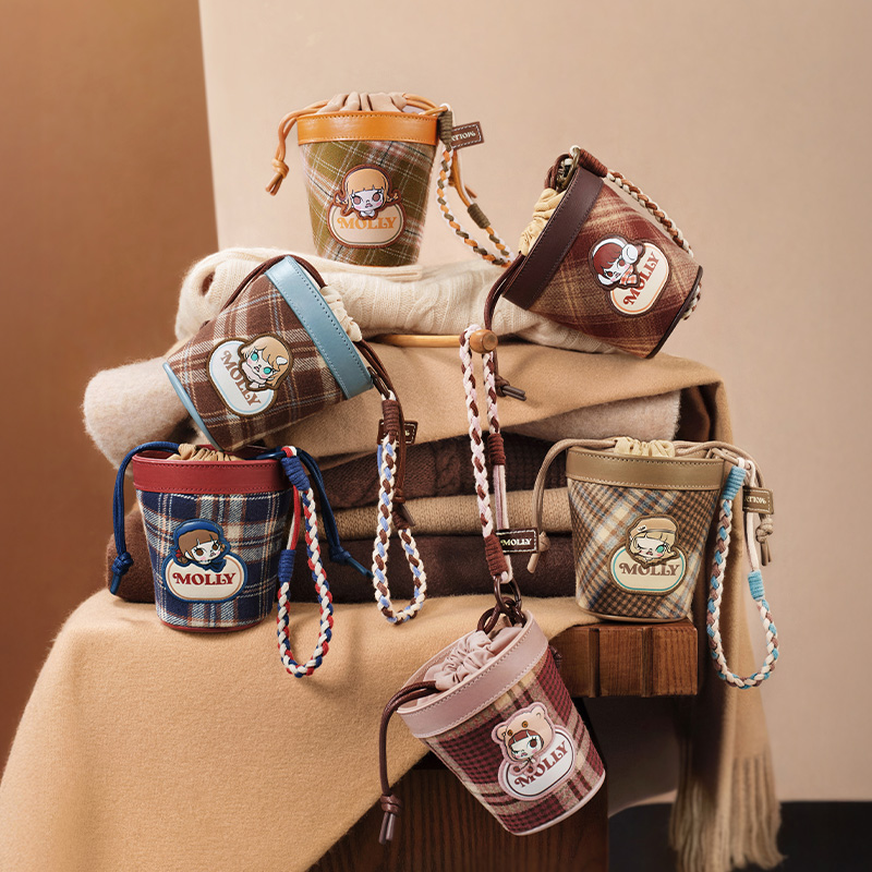 Molly Winter Fit Check Series-MINI Bag Blind Box - POP MART (Hong